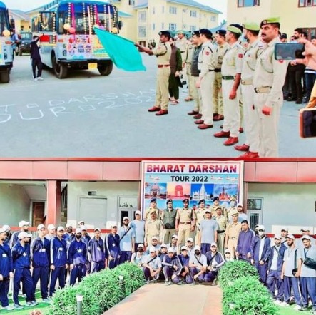 'SSP Kulgam Flags Off group of Students for Bharat Darshan Tour-2022 in Kulgam'